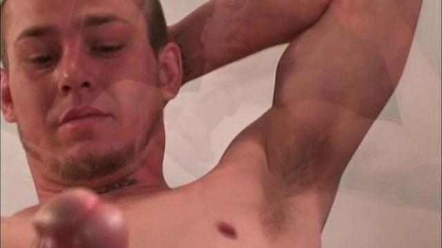 мужик дрочит и кончает на камеру