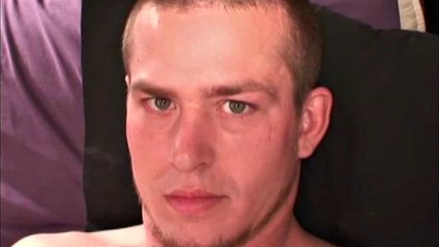 мужик дрочит и кончает на камеру