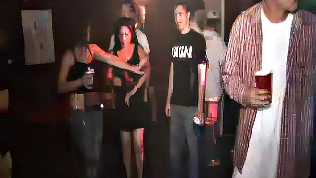 Взрослая студентка раздвигает ноги на вечеринке и получает по полной в pov формате.