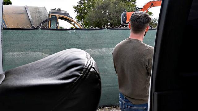 гетеро красавчик за деньги жёстко трахает парня в фургоне