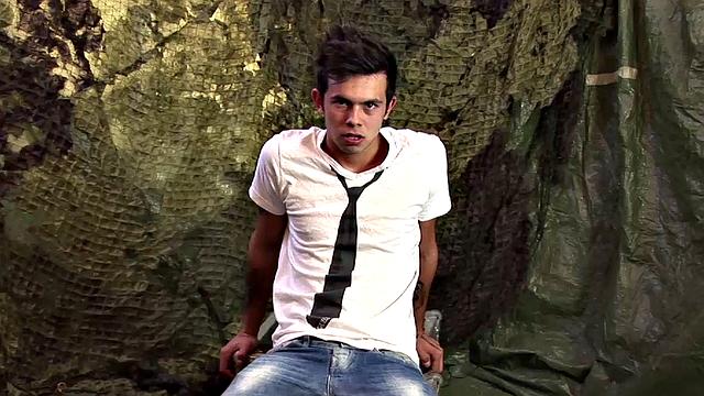 патрик грин дрочит свой здоровый член и кончает