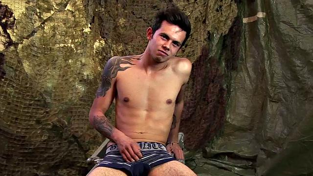 патрик грин дрочит свой здоровый член и кончает