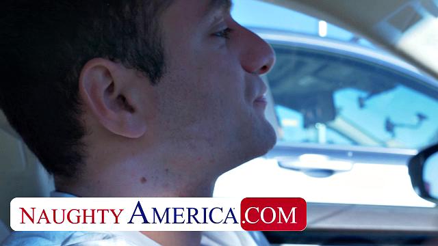 зрелая Сара Джесси берёт деньги и даёт в анал