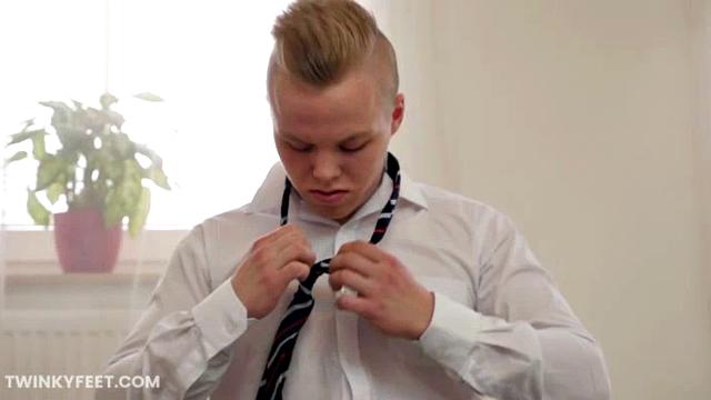 Качок не выдержал, дрочит на свои ноги в одиночестве