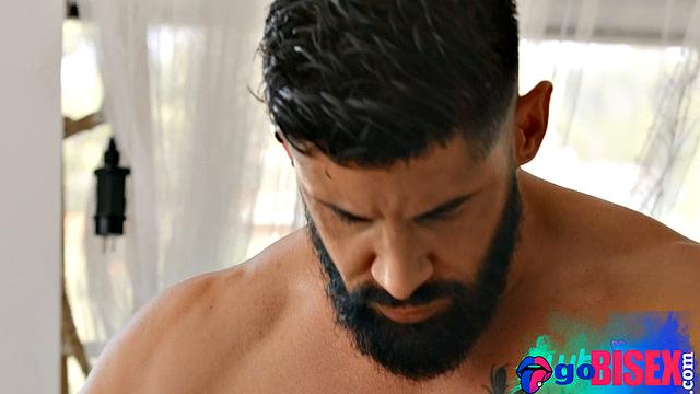 Троица собралась: страстная би-девушка и пара не сдерживают желания друг к другу.