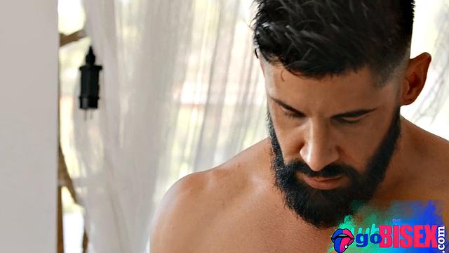 Amateur threesome with unicorn