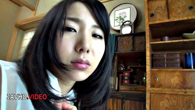 Айюму Исихара страстно делает минет и получает глубокий трах от взрослого мужчины.