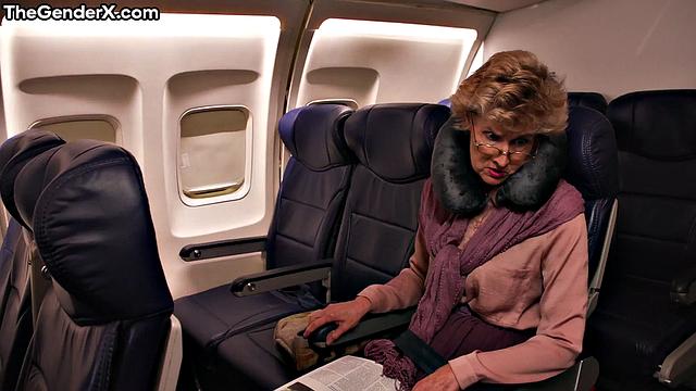 транс в белье страстно сосет и готовится к жесткому тройничку с подругой и парнем.