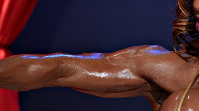 Yvette Bova отдается Charles Dera во всех позах и получает сперму на лицо.