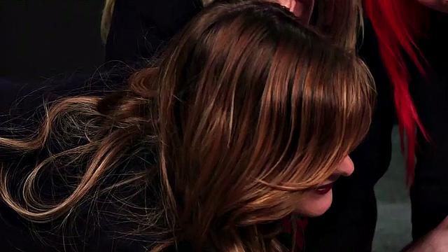 стервозные студентки устраивают жаркий cfnm минет втроём