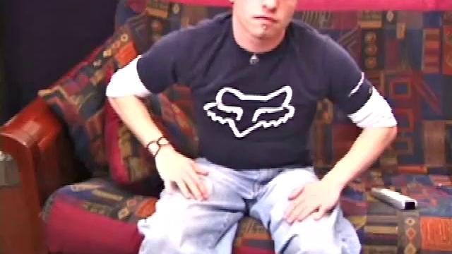 Скейтер Чейз Хантер дрочит свой член и щедро заливает лицо спермой