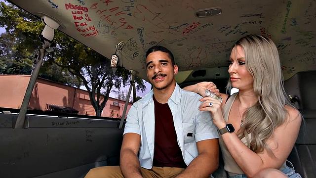 Стрейт качок трахает связанного парня в фургоне на улице