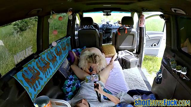 Смотри, как низкий парень жестко трахает пышную красотку в машине!