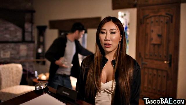 Любовник жёстко трахает зрелую подругу на камеру.