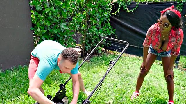 Short worker banging nympho ebony MILF in doggystyle