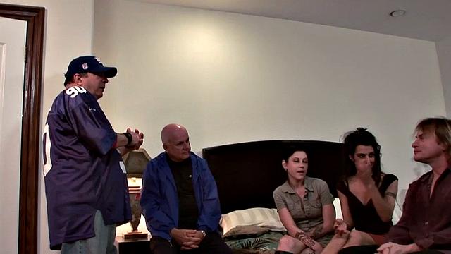 лесбиянка наблюдает, как порнозвезда развлекает жену