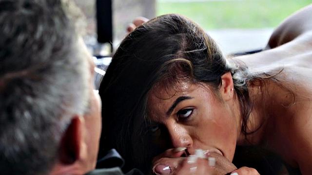 смотри, как азиатка принимает в жопу и рот от слуги