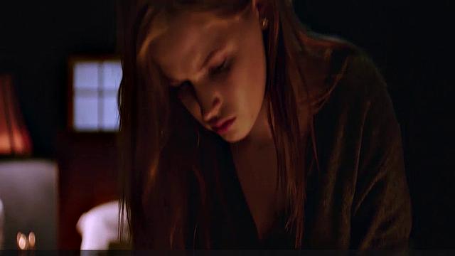 Элли Бамбер медленно раздевается, соблазняя гладким телом в номере