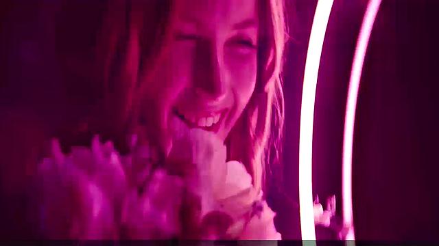 Элли Бамбер медленно раздевается, соблазняя гладким телом в номере