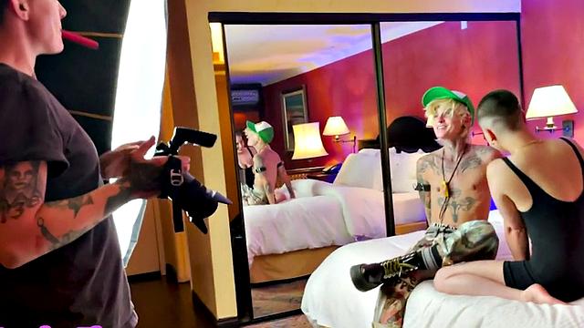 Babe enjoys casting, kissing, cuddling tease with inked dude