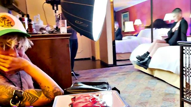 Babe enjoys casting, kissing, cuddling tease with inked dude