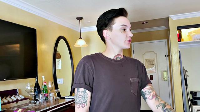 Babe enjoys casting, kissing, cuddling tease with inked dude