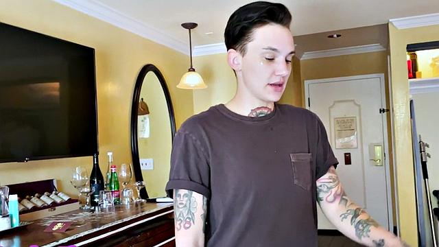 Babe enjoys casting, kissing, cuddling tease with inked dude