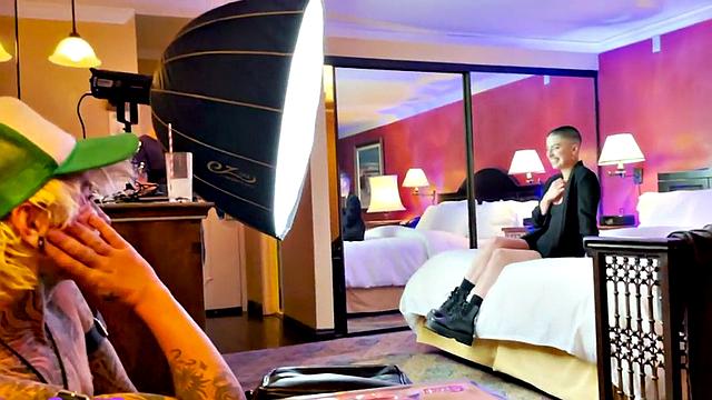 Babe enjoys casting, kissing, cuddling tease with inked dude