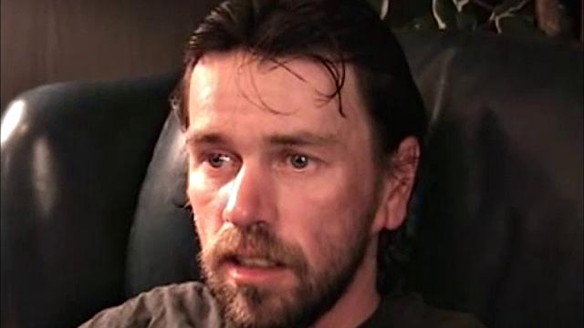 мужик майк дрочит и кончает на камеру