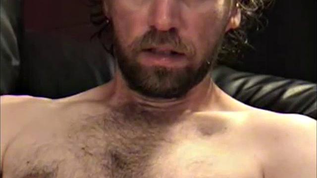 мужик майк дрочит и кончает на камеру