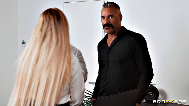 Секретарша решила стресс вопрос в офисе не графиками, а ртом