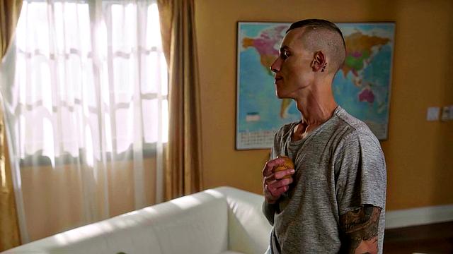 волосатые мужики с тату делают минет и лижут жопу друг другу