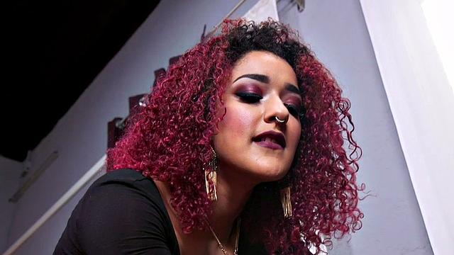 татуированная рыжая госпожа хлещет и трахает саба страпоном