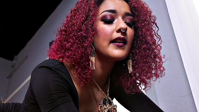 татуированная рыжая госпожа хлещет и трахает саба страпоном