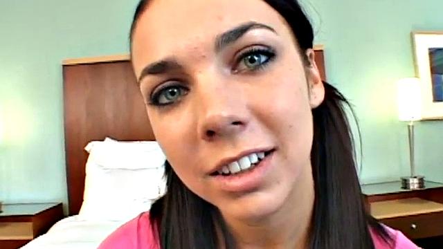 стройная брюнетка дрочит член и берет его глубоко в горло