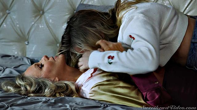 мачеха Джулия Энн устроила потоп в постели с Анной Клэр Клаудс