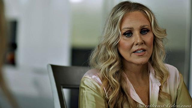 мачеха Джулия Энн устроила потоп в постели с Анной Клэр Клаудс