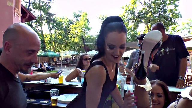 Саб публично сосёт и лижет при зрителях - шоу на свежем воздухе