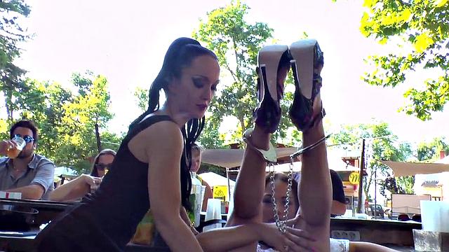 Саб публично сосёт и лижет при зрителях - шоу на свежем воздухе