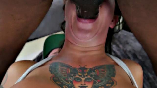 Татуированная малышка берет двойное проникновение и получает по заднице в тройничке
