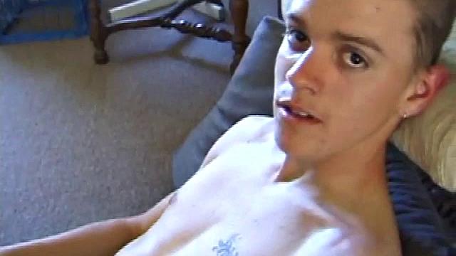 Тайлер дрочит с вдохновением - шедевр кончился на груди