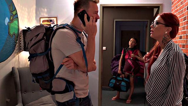 смотри, как няня трахается с женатой парой в хостеле