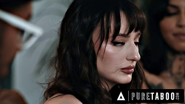 Ривер Линн с отчимом и мачехой тайно развлекаются с подругой Ланы Смоллс - вот это семейный подход!