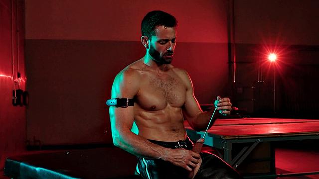 два накачанных жеребца жарят ненасытного пассива