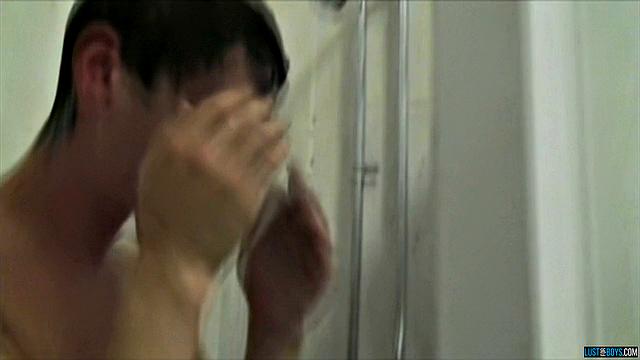 Необрезанный твинк получает залп спермы - Макс Браун