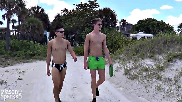 Энтони и Трэвис в Тампе: поцелуй по-жёсткому с татушками и голым задом