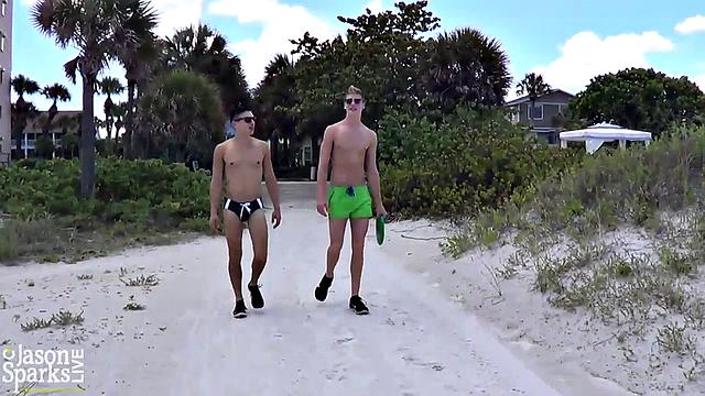 Энтони и Трэвис в Тампе: поцелуй по-жёсткому с татушками и голым задом