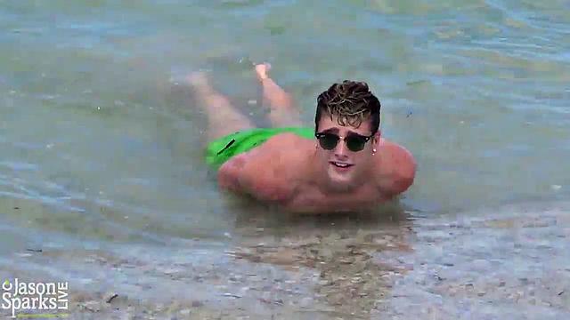 Энтони и Трэвис в Тампе: поцелуй по-жёсткому с татушками и голым задом