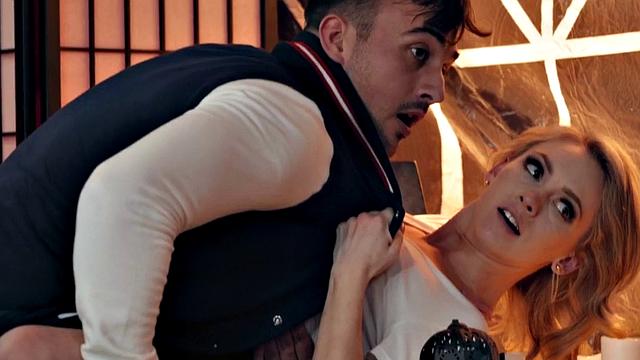 Beauty blowing bisexual before jerking in threesome