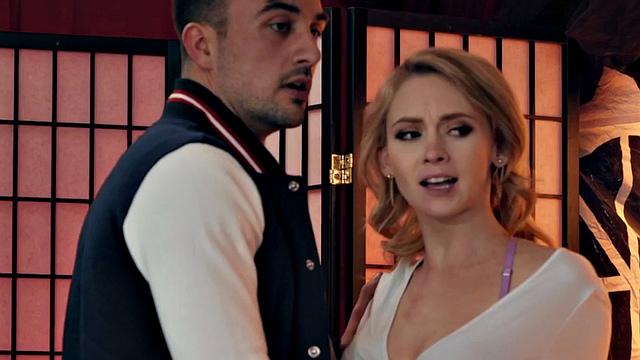 блондинка мастерски отсасывает би-парню перед горячим тройничком